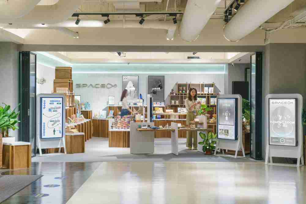 28国际打造永续选物商店，，，，展示社企及社创商品，，结合创利空间所开发的智能零售系统，，，，整合多元产品信息，，，让无人商店扮演公益行动的推手