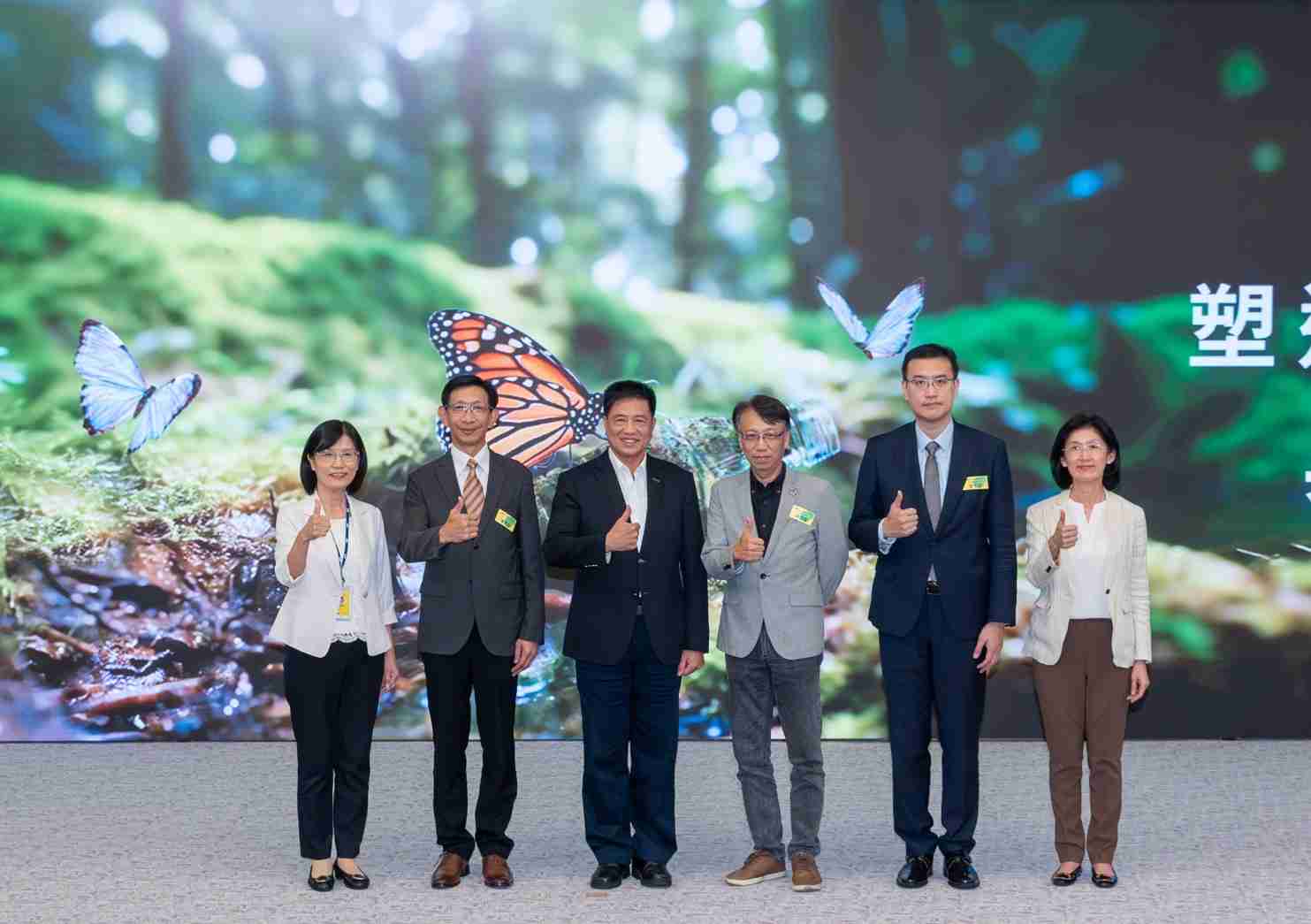 友達2023 CSR共榮大會，，，邀請領域專家分享交流生物多樣性管理趨勢、、無塑產品、、、海廢永續塑料等議題  （圖左到右：友達光電永續長古秀華、、、3M台灣技術長陳君杰、、、友達光電董事長暨集團策略長彭双浪、、、光寶科技企業永續發展處處長陳慶暉、、、、安永聯合會計師事務所執業會計師曾于哲、、、、友達光電供應鏈總部副總經理吳宜芳）