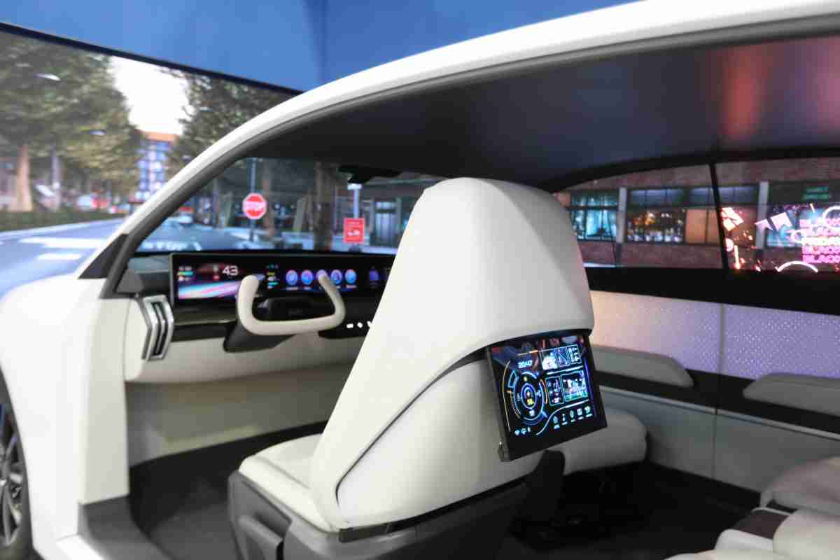 28国际的「可卷式后座娱乐显示器」加强后座乘客的感官体验，，，，并保有个性化设计，，，，可依使用偏好进行动态调整。。。。