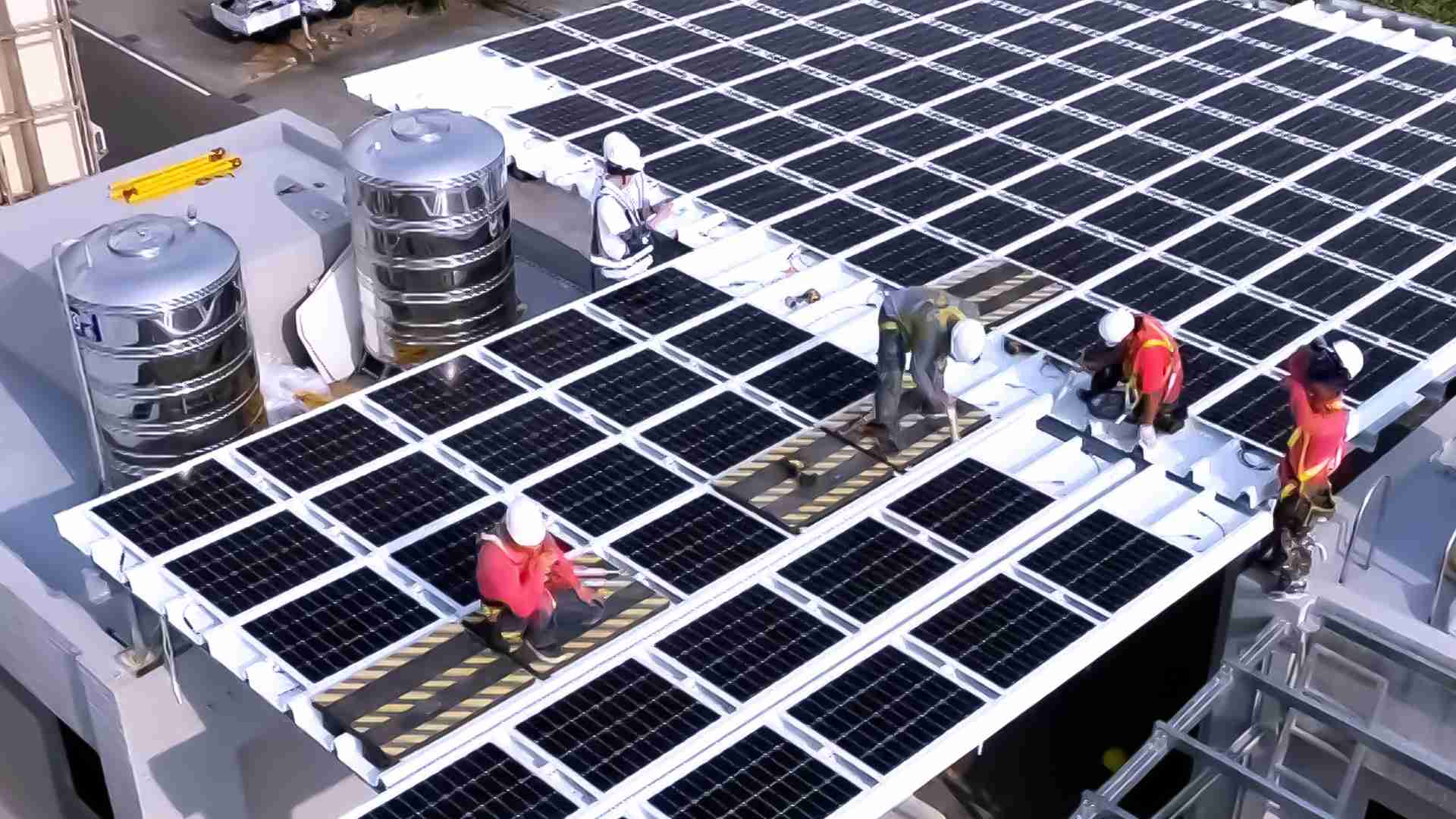 28国际着力于替代能源之技术研发，，如光电浪板的相关制程、、设备与产品，，，其中所开发之光电整合型浪板，，减少传统金属支架安装，，，，更提升耐候度，，可广泛运用于多元场域，，，并辅助建筑达到净零碳排目标