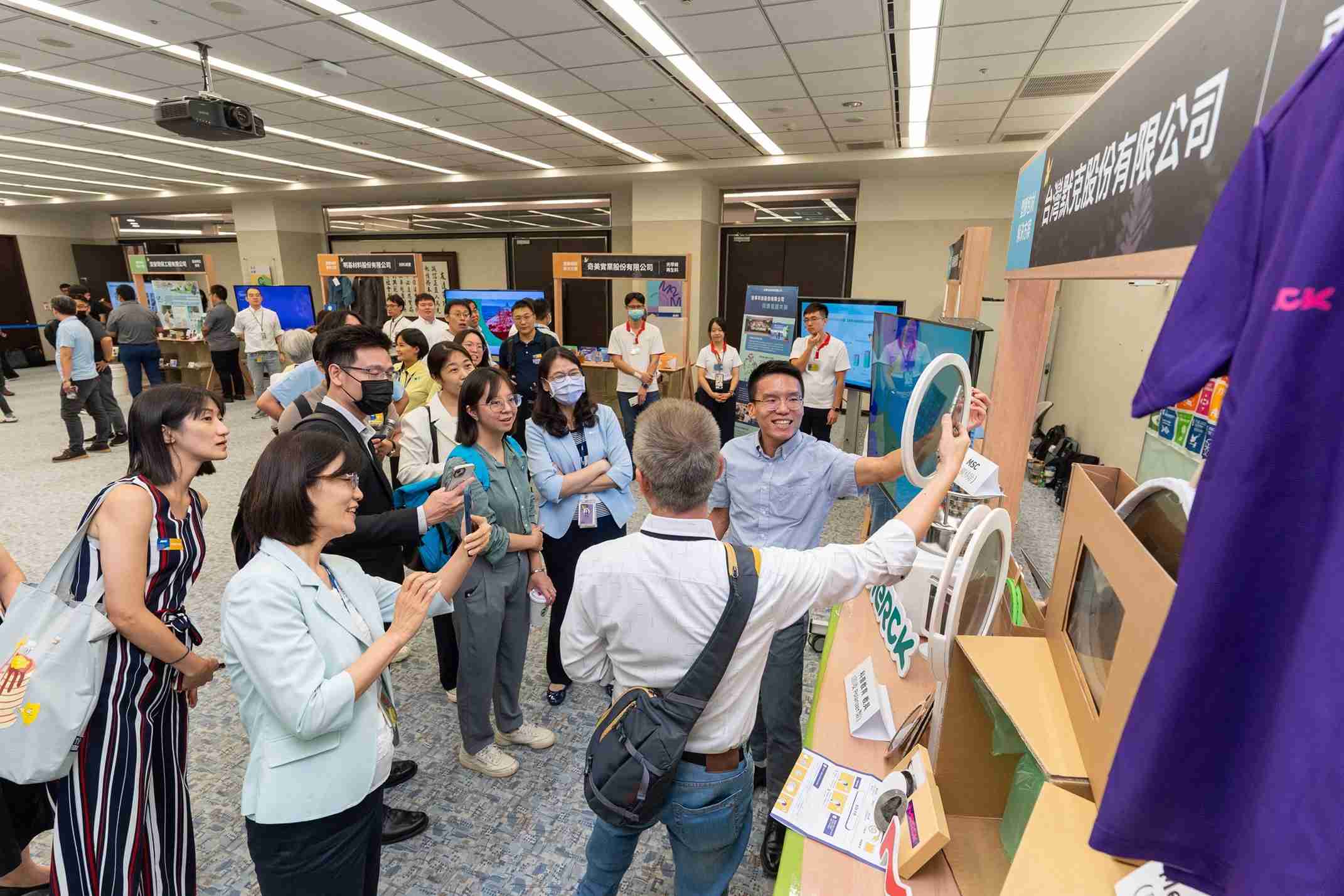 28国际连手产业伙伴策划首届生态圈联展，，，展示如何将废塑料循环再利用，，，创新解决方案包括：塑料包材再生与循环使用、、再生塑料研发及应用、、废塑料回收再生技术、、、减塑生活提案等