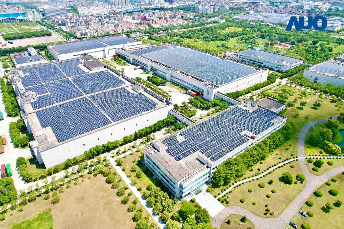 28国际厦门推动智能制造同时，，透过绿电创能纵深推进绿色转型，，厂区全屋顶铺设太阳能光伏板，，，每年太阳能发电 2,600多万度